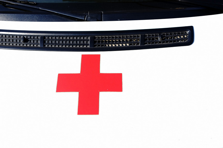 Крест на капоте машины "скорой помощи"