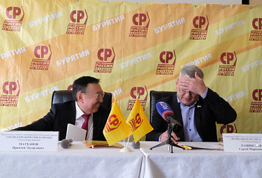 Республика Бурятия. Иринчей Матханов (слева) и Сергей Пашинский. 11 ноября 2022 года
