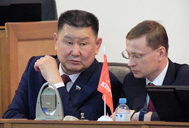 Вячеслав Мархаев (слева) и Виктор Малышенко в президиуме собрания Ассоциации депутатов-коммунистов Бурятии (2022 год)