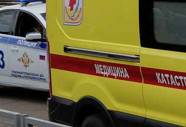Бурятия. Машина дорожной полиции и машина службы "Медицина катастроф" на дороге