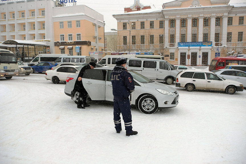 Зима. Столица Бурятии. Полиция бдит напротив филармонии