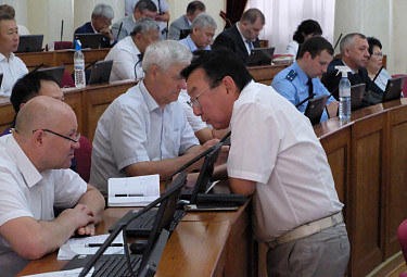 Бурятия. Сергей Ромахин (слева) и Иринчей Матханов (справа, стоит). 30 июня 2022 года. Народный Хурал