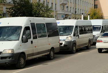 Поток пассажирских автобусов на дороге