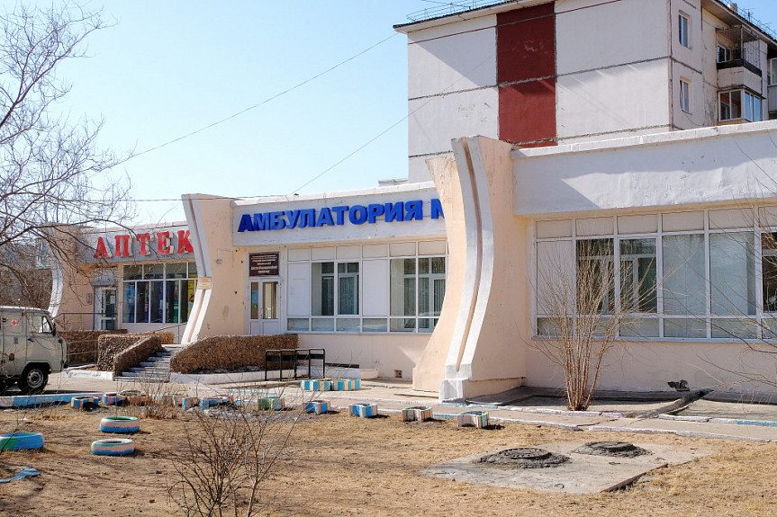 Амбулатория №7 и аптека "Лара" на проспекте Строителей в Улан-Удэ (Бурятия). 2019 год