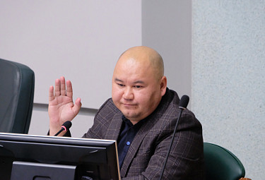 Улан-Удэ. Депутат горсовета Денис Гармаев голосует на заседании комитета горсовета (21.10.2022)