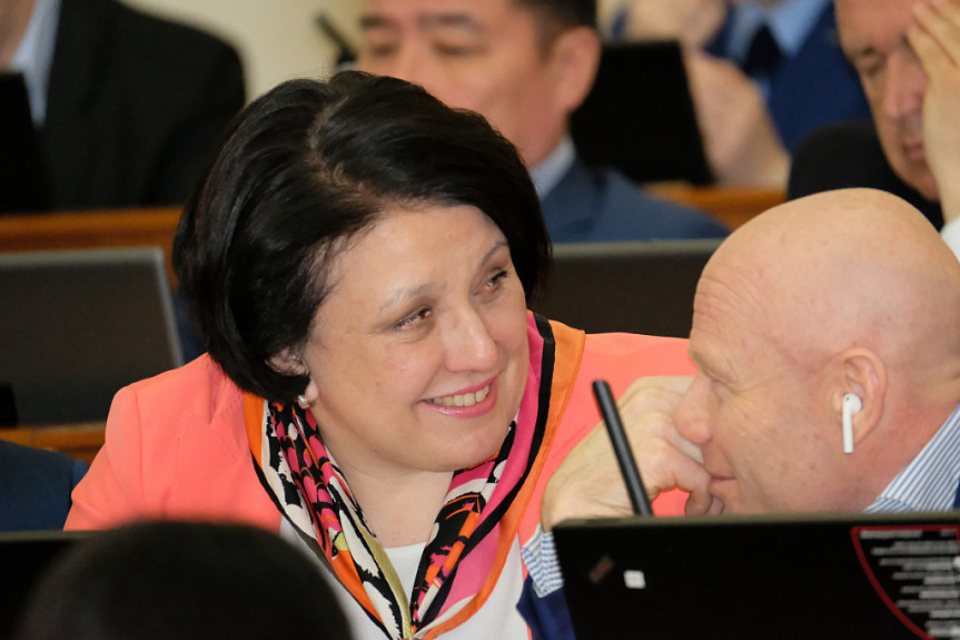 Лариса Крутиян и Вячеслав Покацкий на сессии парламента Бурятии