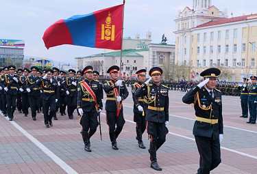 Бурятия. Улан-Удэ. Монгольские военные с флагом Монголии на праздновании 77-летия Победы над гитлеровской Германией (9 мая 2022 года)