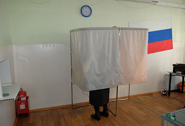 Демократия в Бурятия. Избирательный участок. Избиратель в кабинке для голосования
