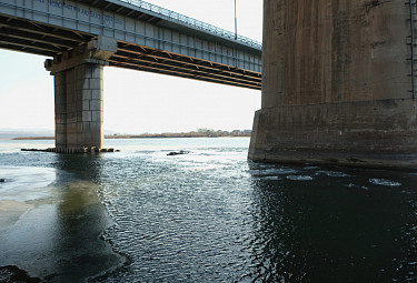 Улан-Удэ. Шуга идет под Селенгинским мостом