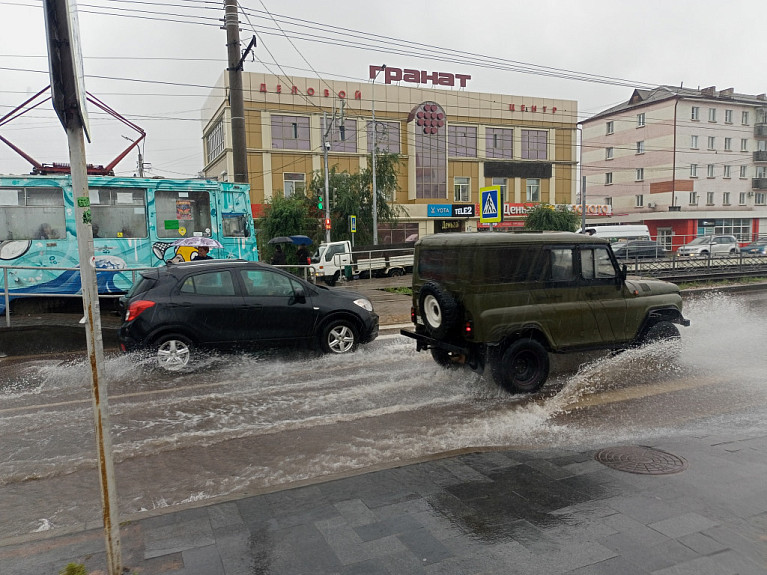 Дождь в Улан-Удэ. Потоп на пешеходном переходе на улице Терешковой (3 августа 2023 года)