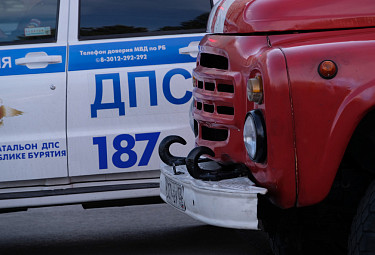 Машина ДПС с надписью на стекле "Ведется видеонаблюдение" и пожарная машина