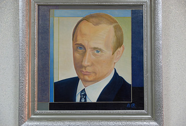 Портрет Владимира Владимировича Путина висит на стене