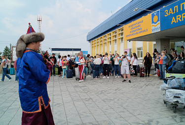 Улан-Удэ. Встреча первого чартера с туристами из центра России в аэропорту "Байкал" (5 июля 2020 года)