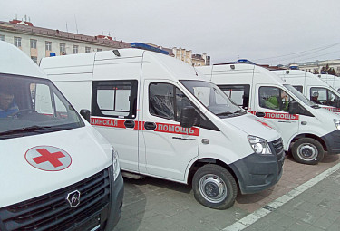 Бурятия. Вручение новых медицинских автомобилей медикам на площади Советов (17 апреля 2023  года)