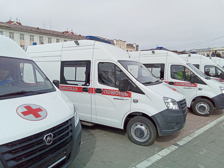 Бурятия. Вручение новых медицинских автомобилей медикам на площади Советов (17 апреля 2023  года)
