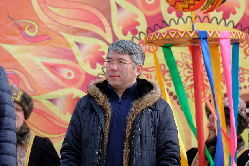 Улан-Удэ. Алексей Цыденов присутствует на языческом празднике Масленица (10 марта 2019 года)