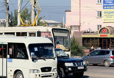 Улан-Удэ. Пассажирский автобус, личный автомобиль и трамвай