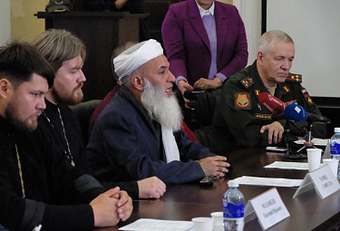 Улан-Удэ. Имам местной мечети Хамид Сафиулла (в белом тюрбане) на "круглом столе" в поддержку спецоперации России на Украине и частичной мобилизации. Октябрь 2022 года