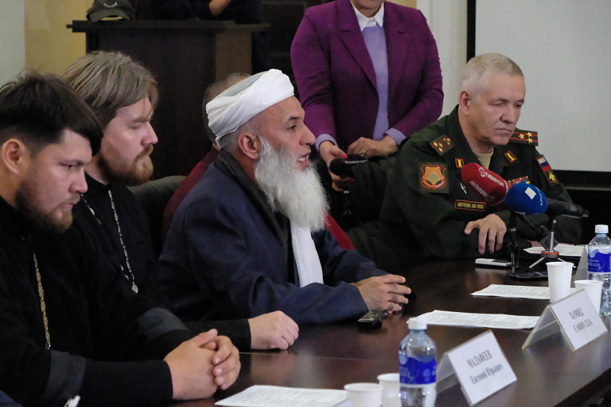 Улан-Удэ. Имам местной мечети Хамид Сафиулла (в белом тюрбане) на "круглом столе" в поддержку спецоперации России на Украине и частичной мобилизации. Октябрь 2022 года