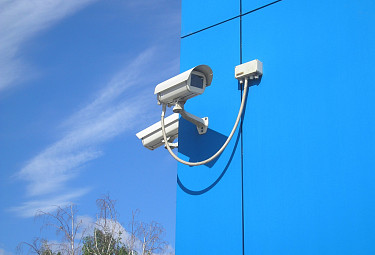 Система безопасности. Две наружных камеры видеонаблюдения на углу здании