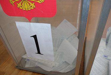 Выборы в России. Урна для голосования с российским гербом