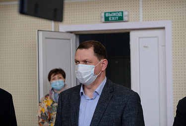 Мэр Улан-Удэ Игорь Шутенков на фоне двери с табличкой "выход" (2020 год)