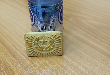 Бутылка воды и печенье Бутылка воды и печенье