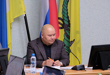 Улан-Удэ. Денис Гармаев на фоне флагов. Осень 2022 года