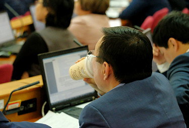 Депутат, стакан, компьютер... Иринчей Матханов на сессии парламента Бурятии
