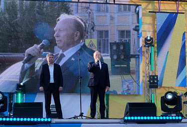 Бурятия. 99-летие образования республики. Алексей Цыденов (слева) и Владимир Павлов с микрофоном (30 мая 2022 года)