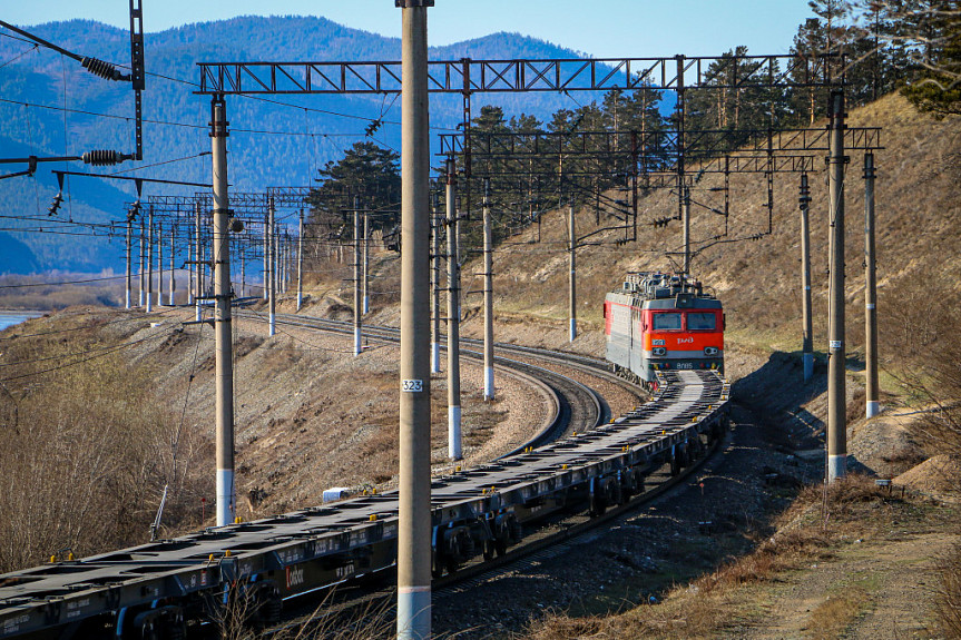 Железная дорога в Бурятии близ берега Байкала