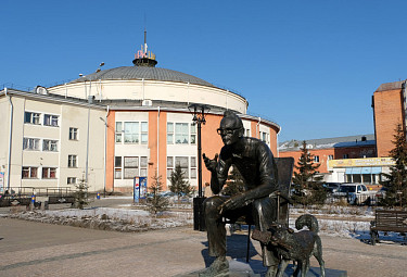 Иркутск. Памятник режиссеру Гайдаю у Иркутского цирка