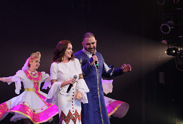 Эстрада Бурятии. Евгения Рейзвих (в белом) и Валико Гаспарян (в синем) на концерте в День России 12 июня 2022 года