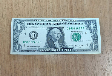Один доллар США на столе