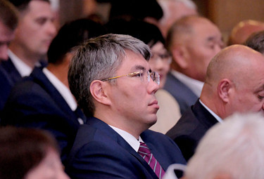 Алексей Цыденов на юбилее парламента Бурятии в оперном театре. 2019 год