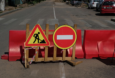Закрытая дорога - ограждение, запрещающие знаки. Пешеходный переход. Ремонт дороги