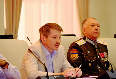 Михаил Александрович Харитонов (слева)