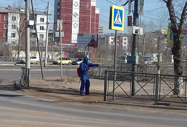 Специалист в защитном комбинезоне и противогазе обрабатывает улицы Улан-Удэ от коронавируса (2020 год)