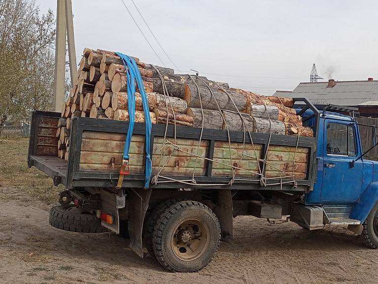 ������ � �������. A car with firewood