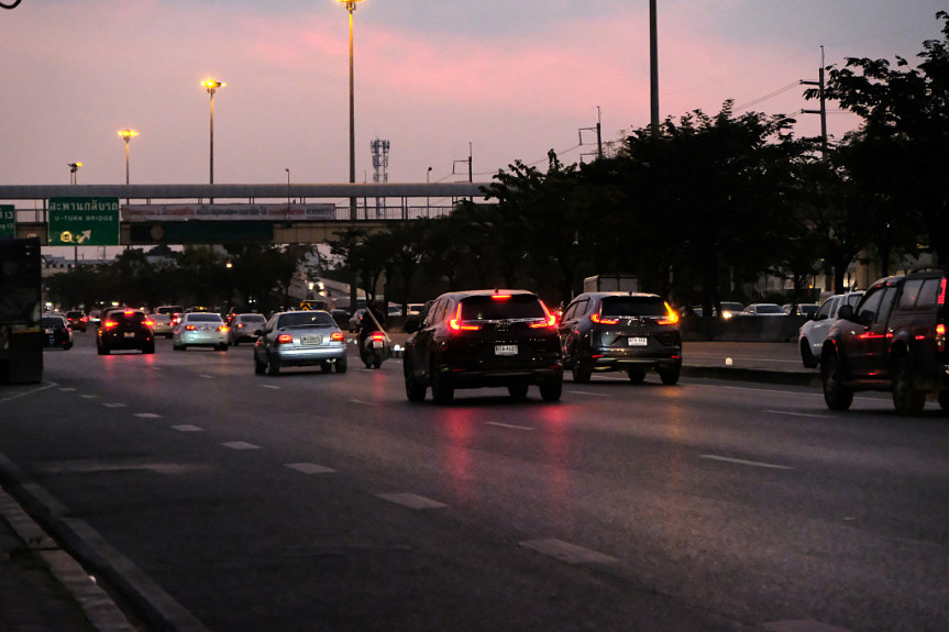 �������� ������ � ��������. Evening road in Thailand