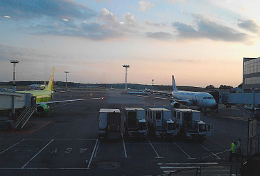 Закат солнца в аэропорту "Домодедово" (Москва)