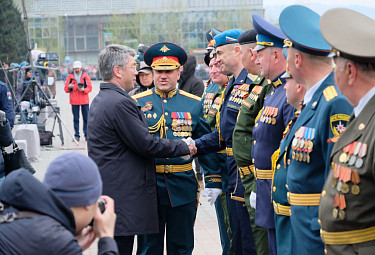 Алексей Цыденов и армейские офицеры на параде 9 мая 2019 года. Бурятия. Улан-Удэ
