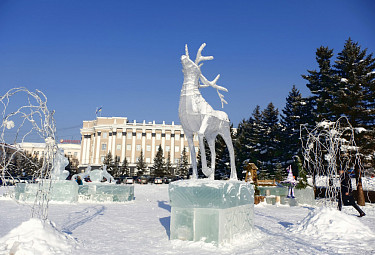 Улан-Удэ. Ледяной олень на фоне здания парламента Бурятии