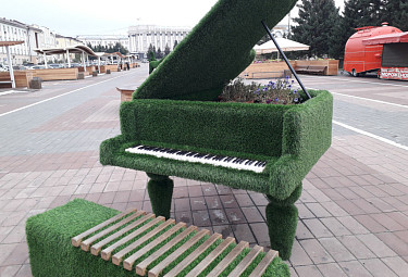 Зеленый рояль. Летняя зона отдыха на площади Советов в центре Улан-Удэ