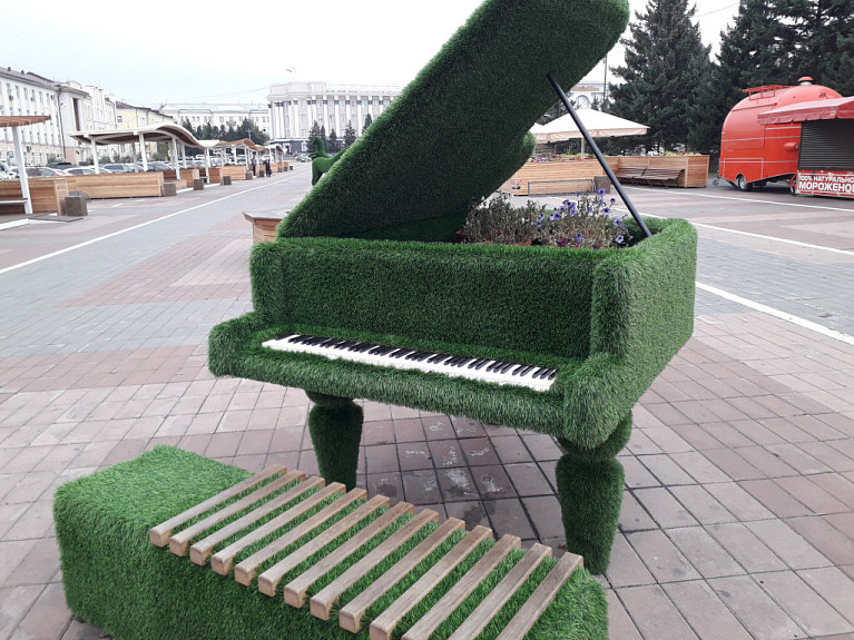 Зеленый рояль. Летняя зона отдыха на площади Советов в центре Улан-Удэ