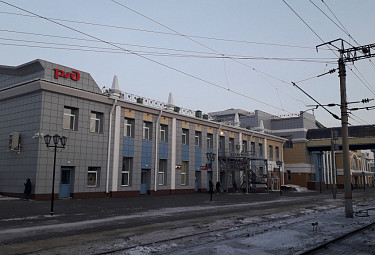 Улан-Удэ. Железнодорожный вокзал с символикой РЖД