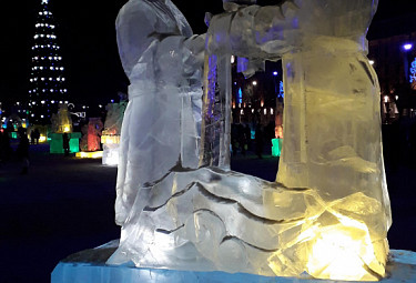 Ледяная скульптура в Улан-Удэ. Год Мыши (слева) принимает эстафету от Года Свиньи