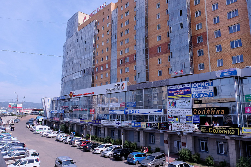 Улан-Удэ. Вид на офис МФЦ "Мои документы" и других фирм на улице Ключевской