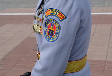 Улан-Удэ. Женщина-военнослужащая из Монголии в форме - с наградами и эмблемой "Монгол улсын зэвсэгт хүчин" ("Вооруженные силы Монголии"). 9 мая 2021 года