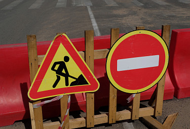 Ремонт дорог - дорожные знаки, ограждение. Строительные работы. Перекрытая дорога